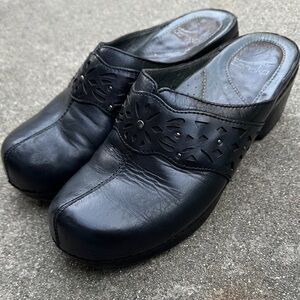 DANSKO | Women’s 38 Black Cut Out Leather Comfort Clogs